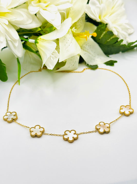 Collier fleur blanc