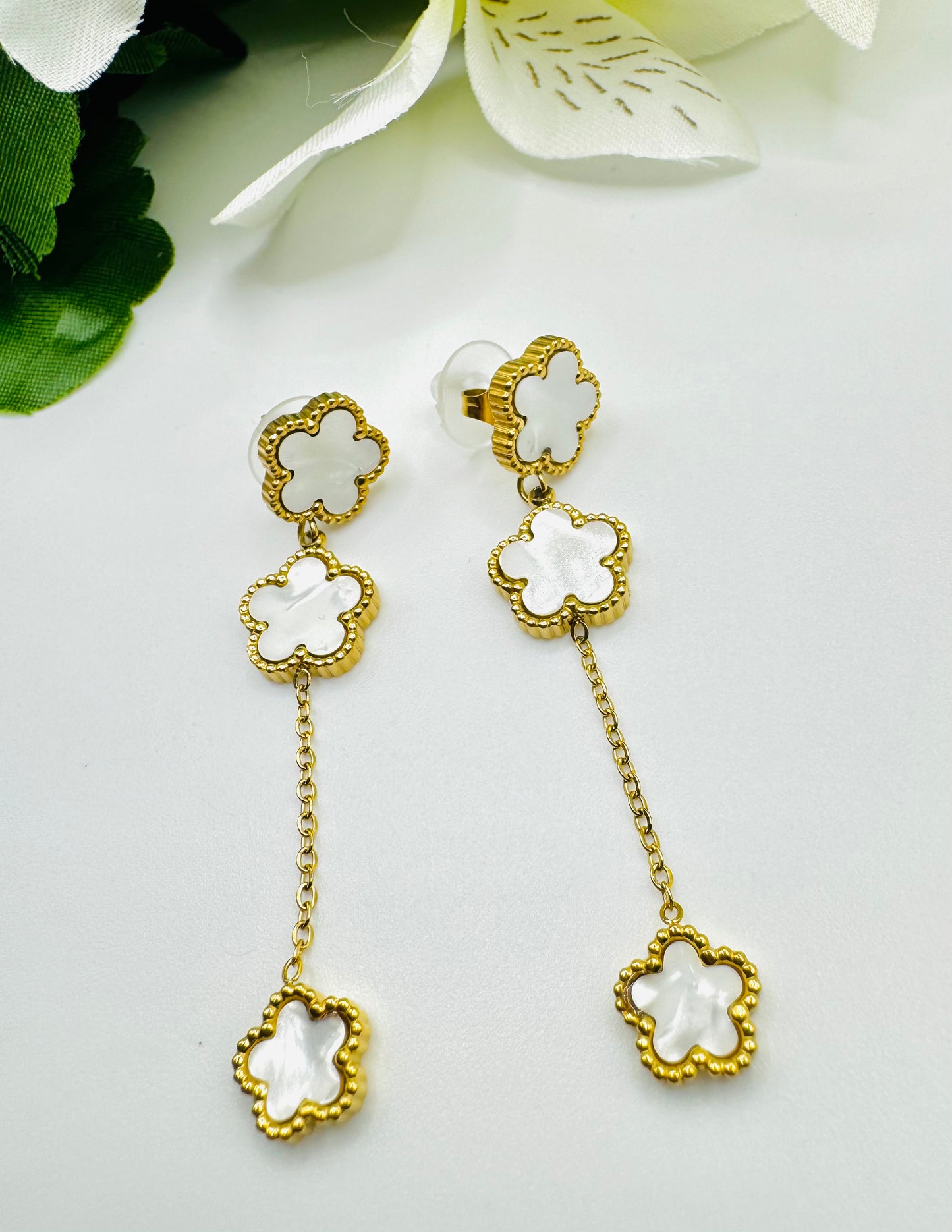 Boucle d'oreilles fleur blanc